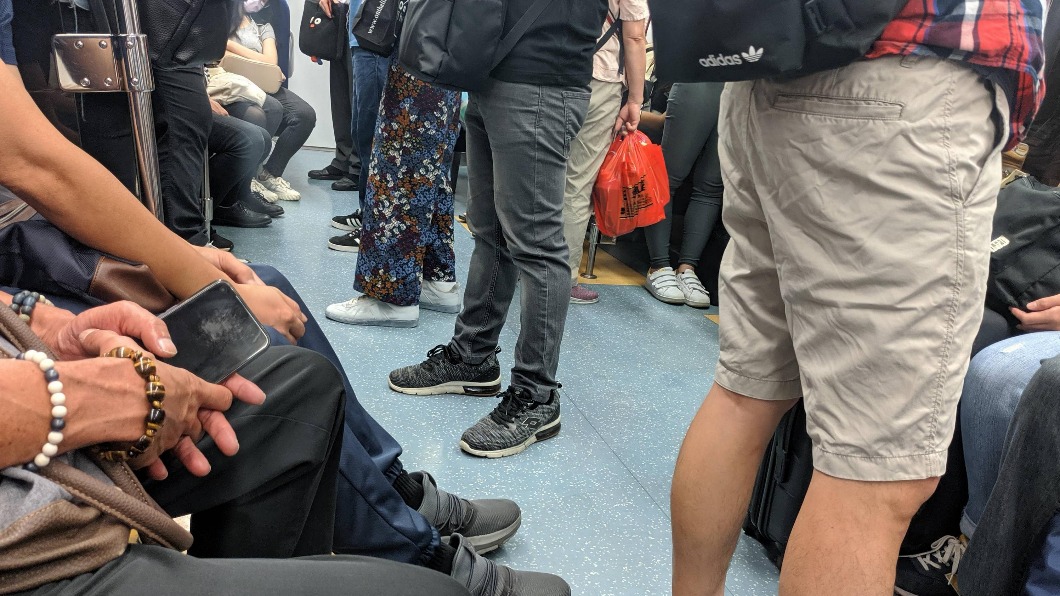 直擊台鐵通勤車廂塞爆 網友狂酸:Delta會自律