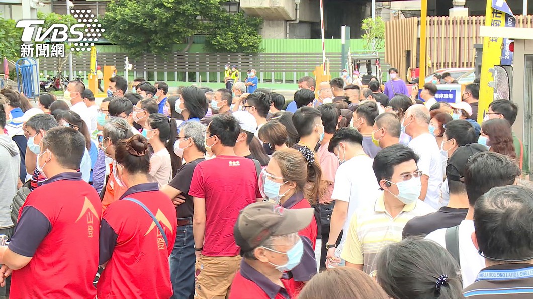 環南市場今日上午開放攤商前往注射疫苗。(圖/TVBS)