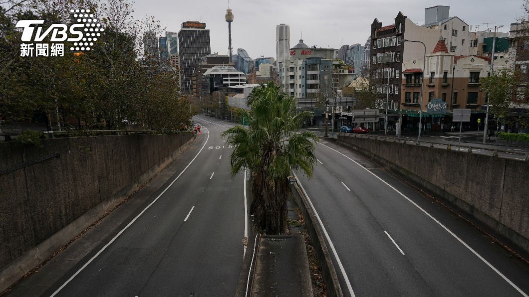 在封鎖措施下,平常車流量緊密的道路完全淨空。(圖/達志影像路透社)