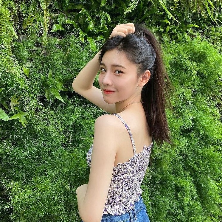 李紫嫣在IG曬出回眸燦笑的美照,電暈不少人。(圖/翻攝自李紫嫣IG)