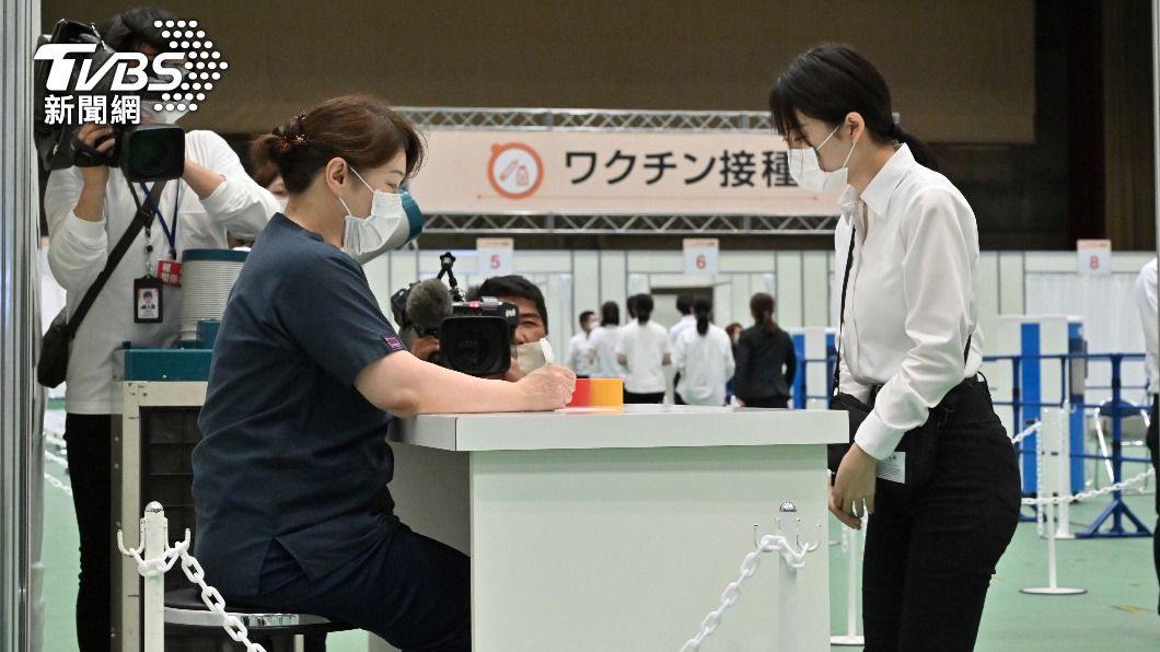 日本開放企業和大學預約接種。(圖/達志影像 美聯社)