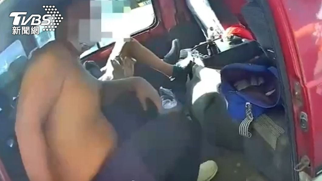 車內多人未戴口罩 遭警攔查意外逮通緝犯