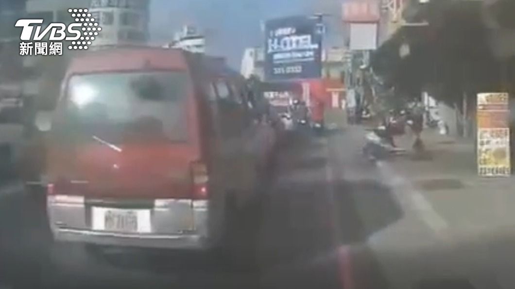 員警見紅色廂型車內多人未戴口罩。（圖／TVBS）