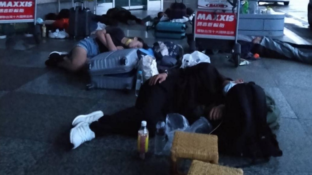返台好難...澎湖機場驚見人球 網曝慘照:逃難?