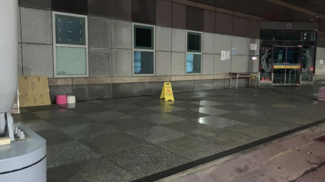 有網友說,澎湖航空站大廈昨晚11點已經淨空,沒有排隊補位者席地而睡的情況。(圖/翻攝自老高漫談臉書專頁)