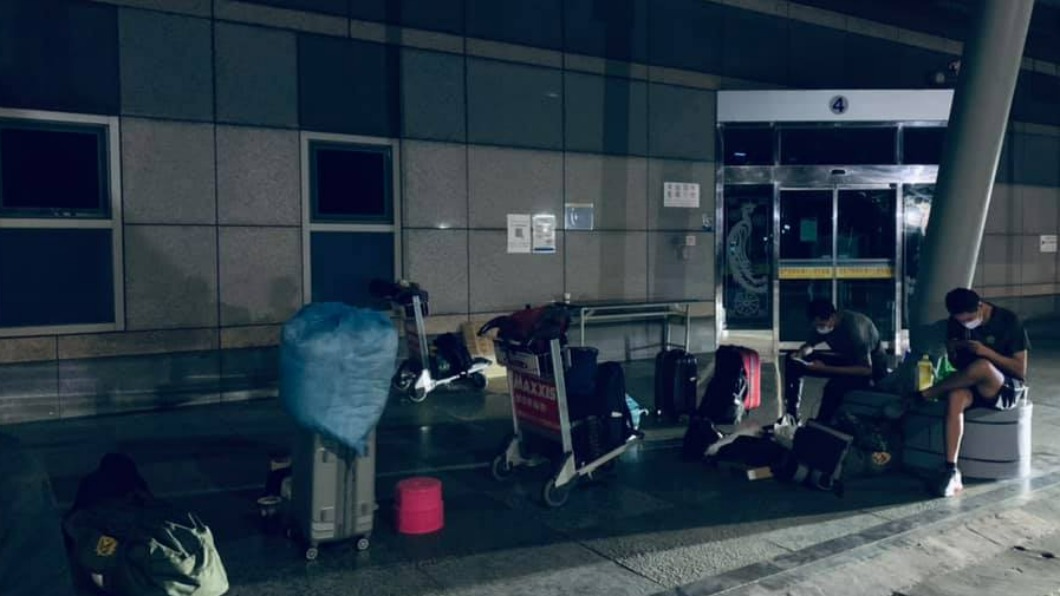 澎湖機場航站外,深夜有許多人苦等買返台機票。(圖/翻攝自老高漫談臉書專頁)