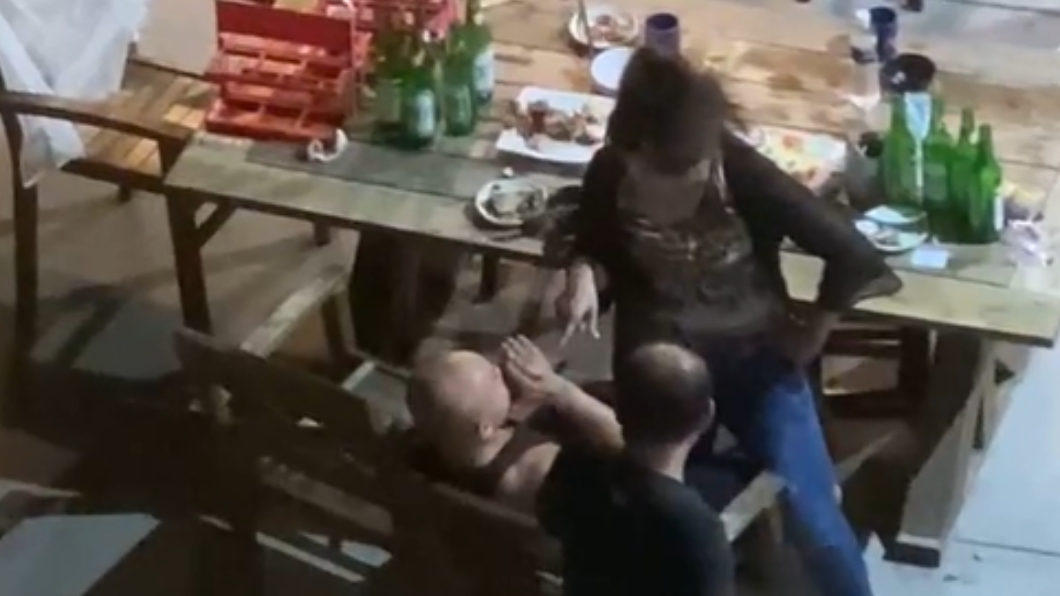 桃園一家廣東火鍋店被民眾直擊開趴喝酒喧囂,還有人疑似爆發口角。(圖/翻攝自桃園爆報臉書)