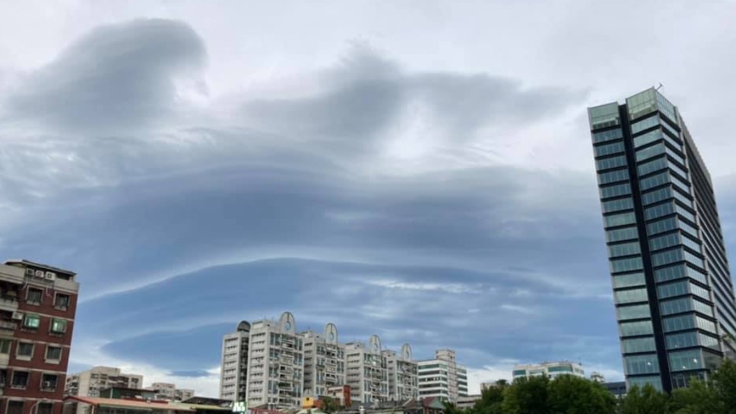 天有異象？大台北上空出現「莢狀雲」　特殊樣貌民眾驚呼