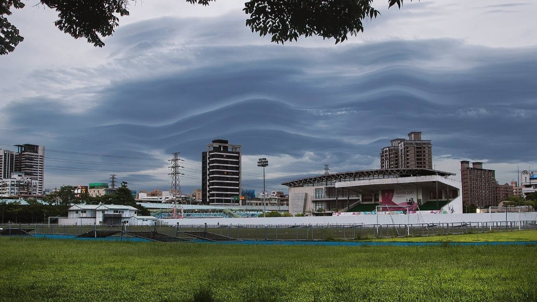 鄭明典分享許多莢狀雲美景。(圖/翻攝自鄭明典臉書)