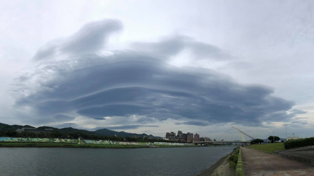 中央氣象局長鄭明典貼出民眾拍攝的莢狀雲。(圖/翻攝自鄭明典臉書)
