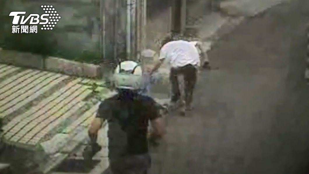 再跑就開槍！詐騙集團車手被警霸氣一嚇　仆街遭活逮