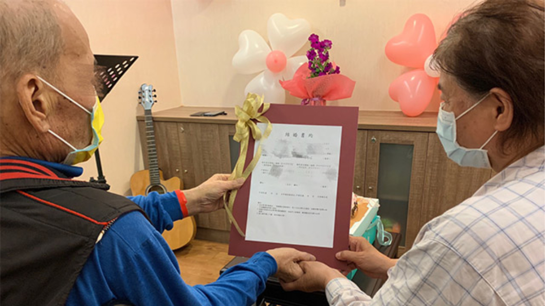 癌末翁想給戀人名分!醫護辦婚禮幫圓夢 新娘淚喊我愛你