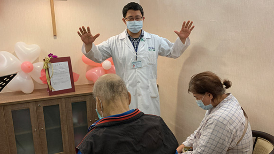 醫護人員與牧師協助舉辦婚禮，讓老張相當感動。（圖／門諾醫院提供）