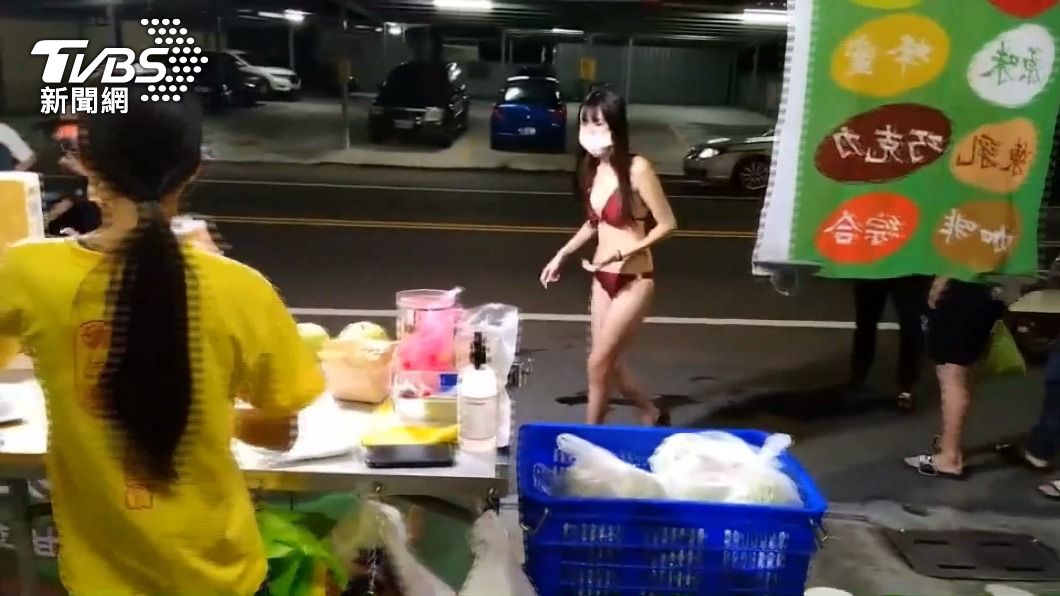 模特兒妖妖曾於夜市幫忙擺攤賣芭樂。(圖/TVBS)