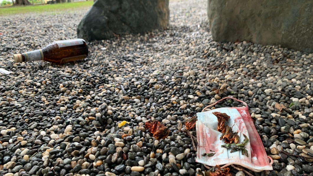 不甩防疫2翁無罩公園飲酒　男子勸阻竟遭酒瓶破頭