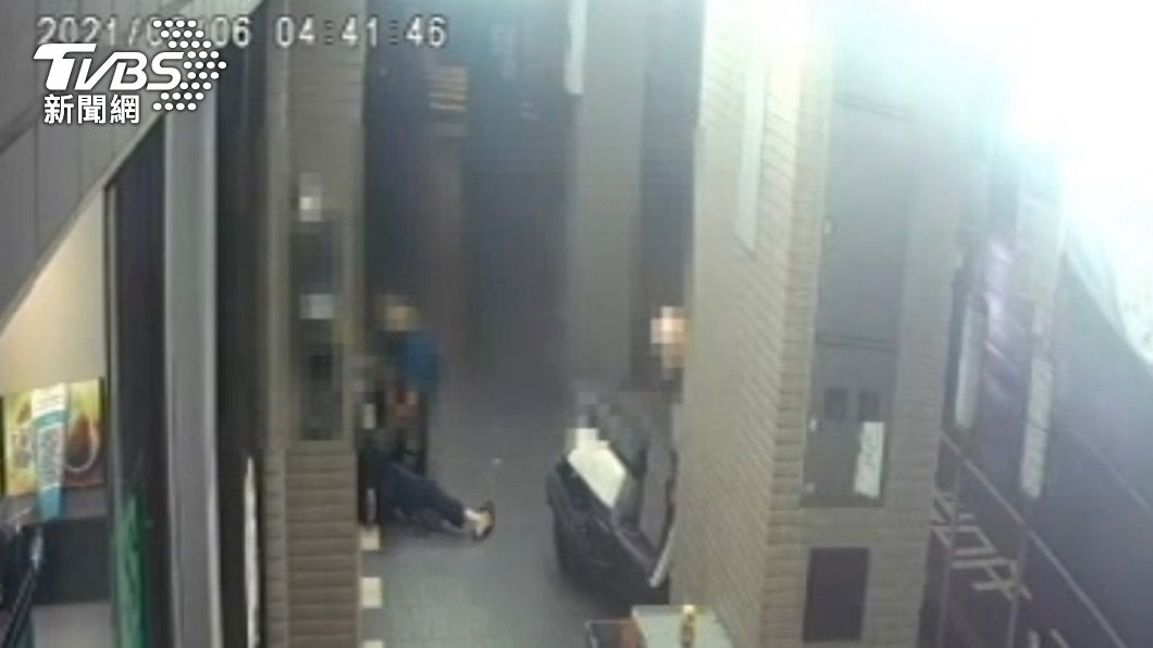 6旬男猝死倒臥超商外!警追查死因 驚見通緝犯洗劫死者
