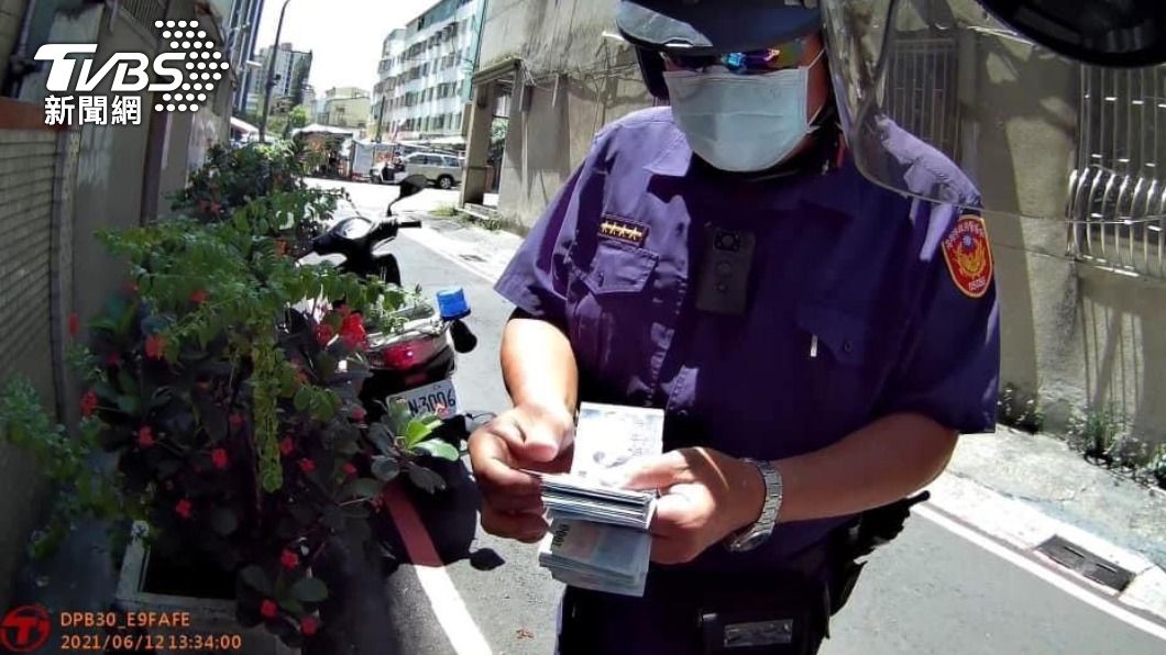 高雄發大財？滿街鈔票隨風飄　夢幻景象讓巡警嚇傻