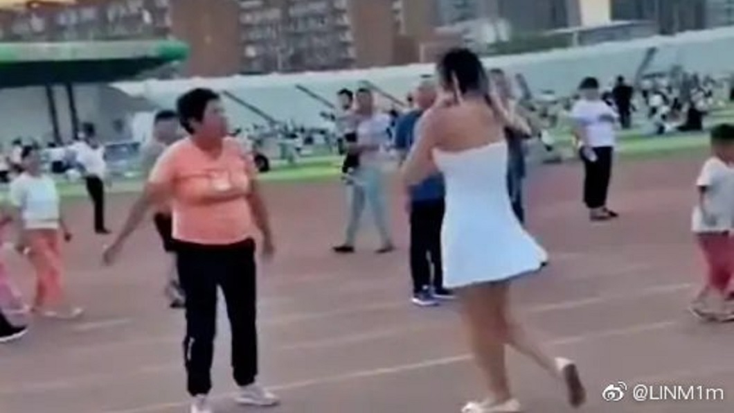大媽不滿年輕女子服裝太暴露。(圖/翻攝自微博)