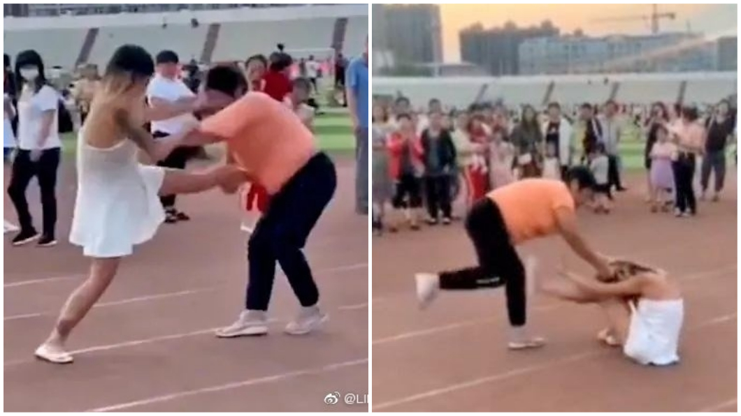 面對該名大媽無故攻擊,正妹也展開反擊。(圖/翻攝自微博)