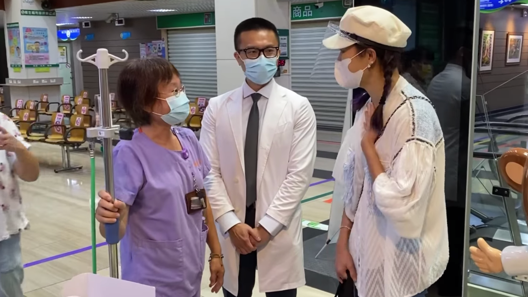 賈永婕在屏東與發出求救訊息的護理師見面。(圖/翻攝自賈永婕的跑跳人生臉書)