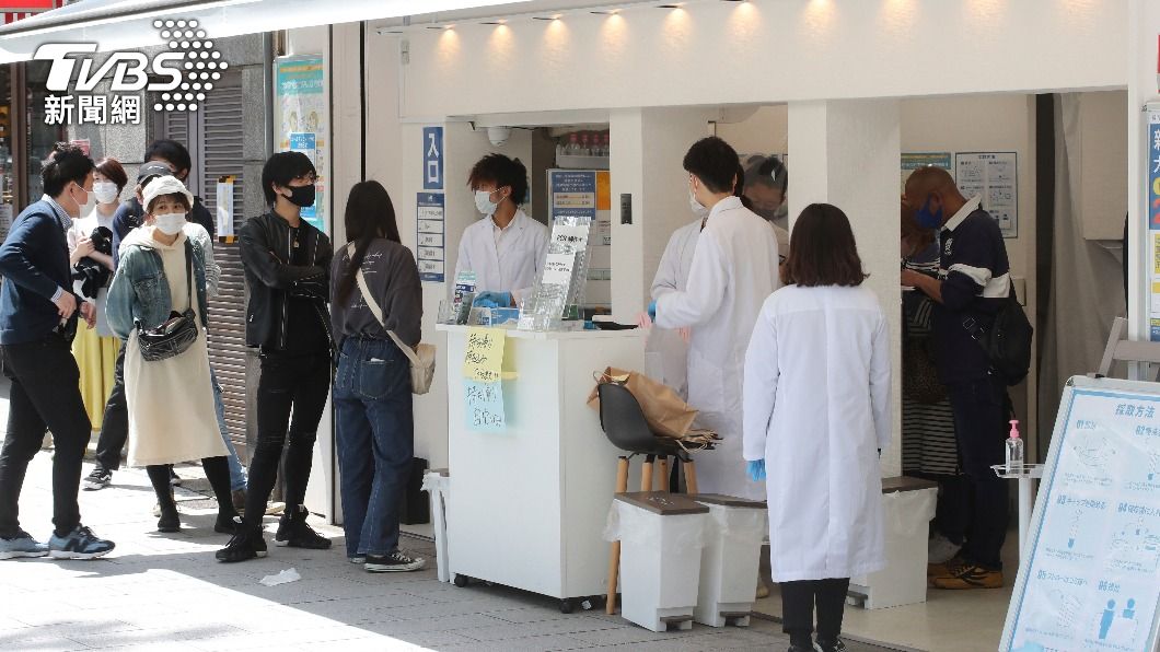 日本街道上也有許多PCR快篩中心。(圖/達志影像美聯社)