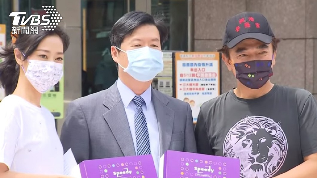 吳宗憲(圖右)赴北醫捐贈快篩劑,受訪時氣得髒話連飆。(圖/TVBS)