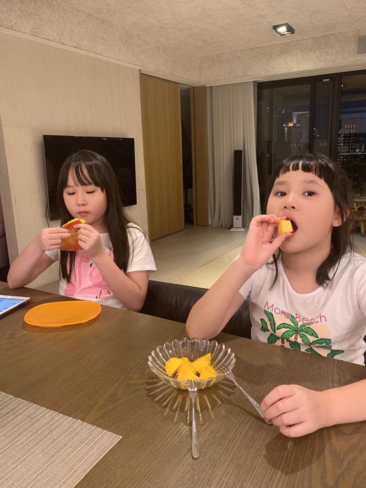 彭佳慧女兒享用芒果。（圖／翻攝自彭佳慧臉書）