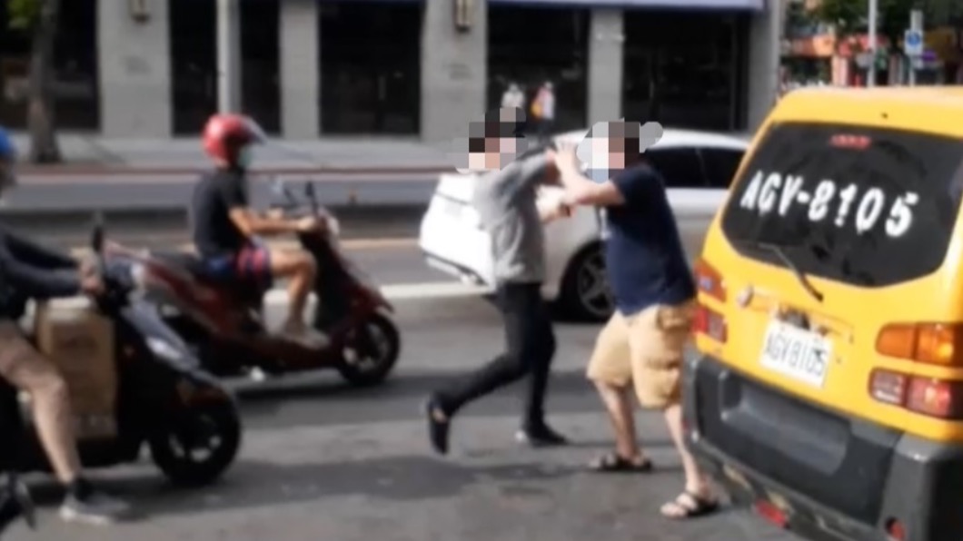雙方駕駛在路中央互毆。(圖/翻攝記者爆料網)