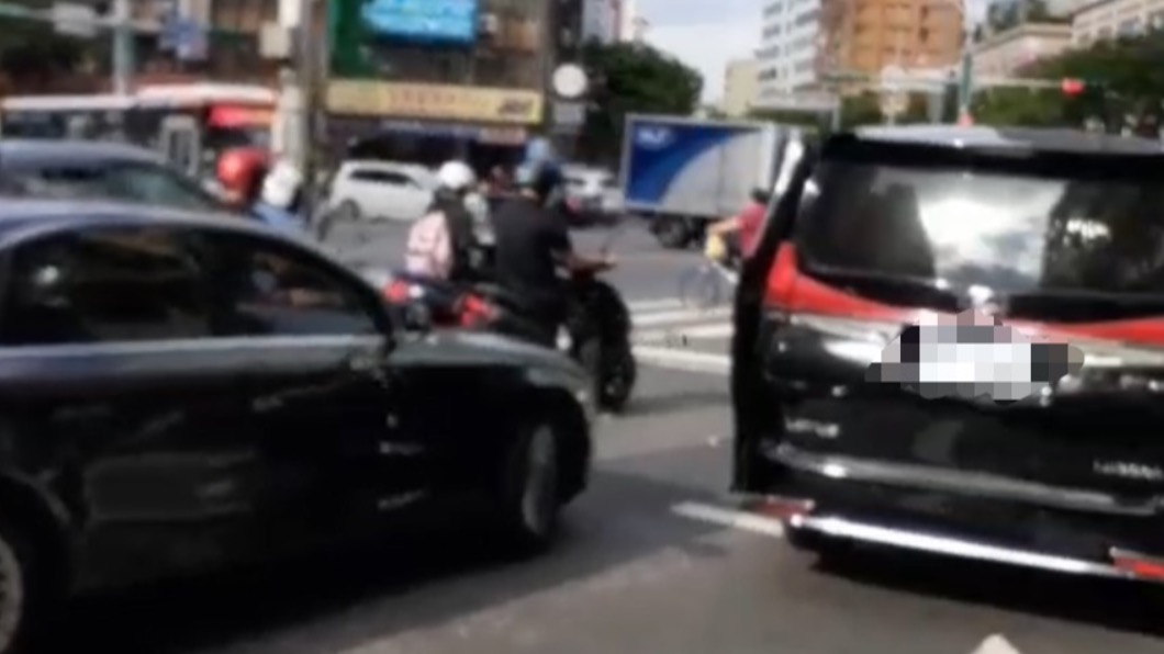兩車因讓道問題爆衝突。(圖/翻攝記者爆料網)