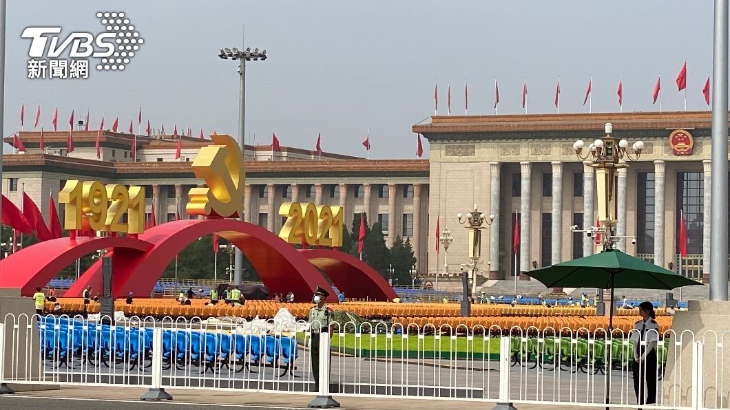 天安門廣場裝置造景。(圖/中央社)