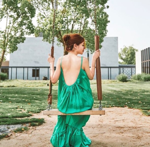 李毓芬曬出大片美背。(圖/翻攝自李毓芬IG)