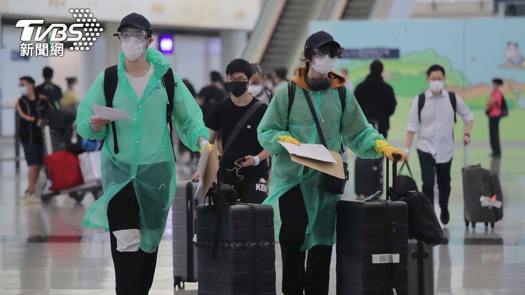 香港「回歸日」前現移民潮 機場湧逾300人赴英