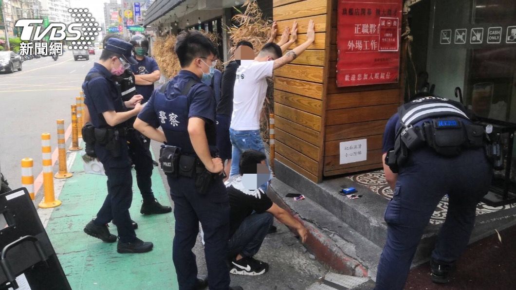 為了25萬元!通緝犯揪2友持玩具槍討債 剛出門就被逮