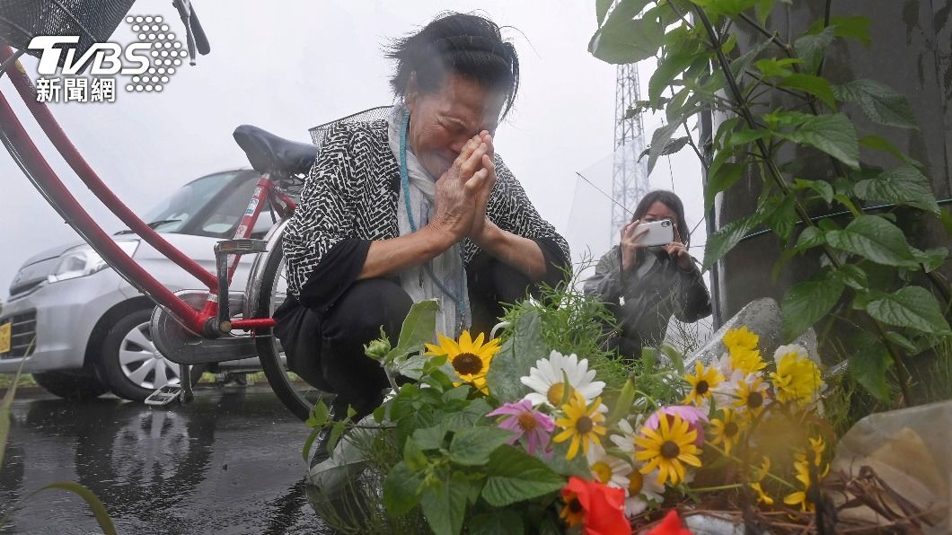附近民眾到事故現場獻上花束。（圖／達志影像美聯社）