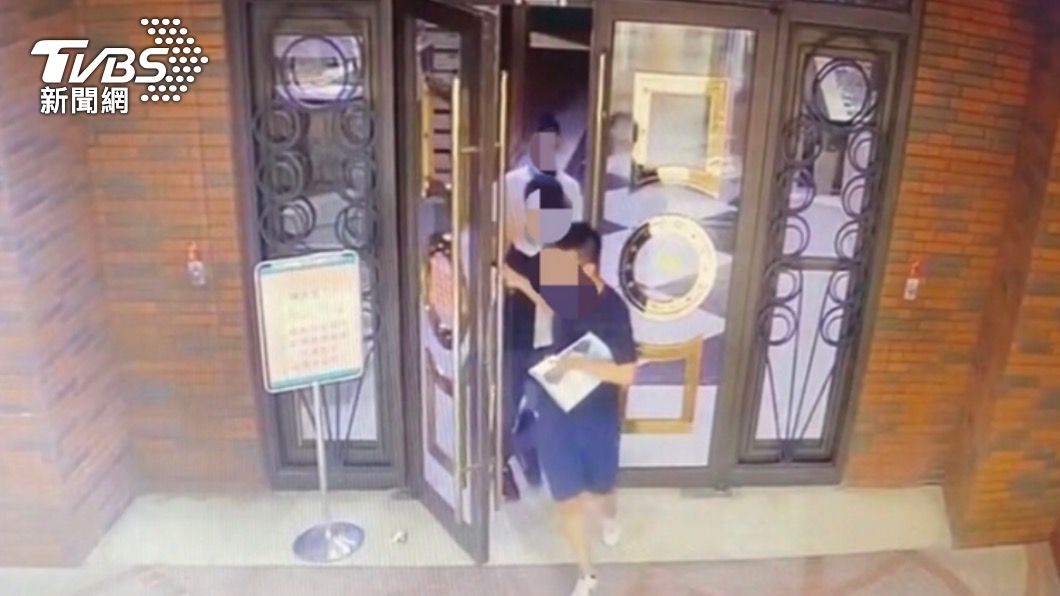 犯嫌把槍插在腰間被民眾通報。(圖/TVBS)