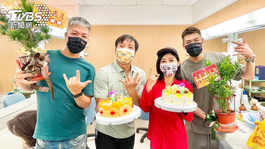 王彩樺（圖右二）、阿甘（圖左一）、小路（圖右一）帶盆栽跟蛋糕到休息室為王中平慶生。（圖／民視提供）