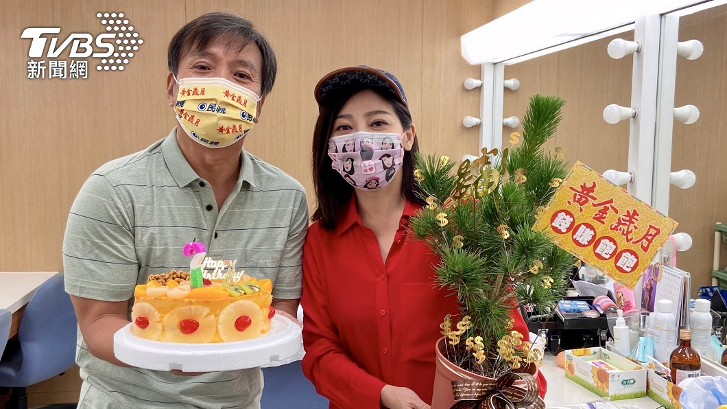 王中平看到王彩樺幫他慶生相當感動，直說我愛妳。（圖／民視提供）