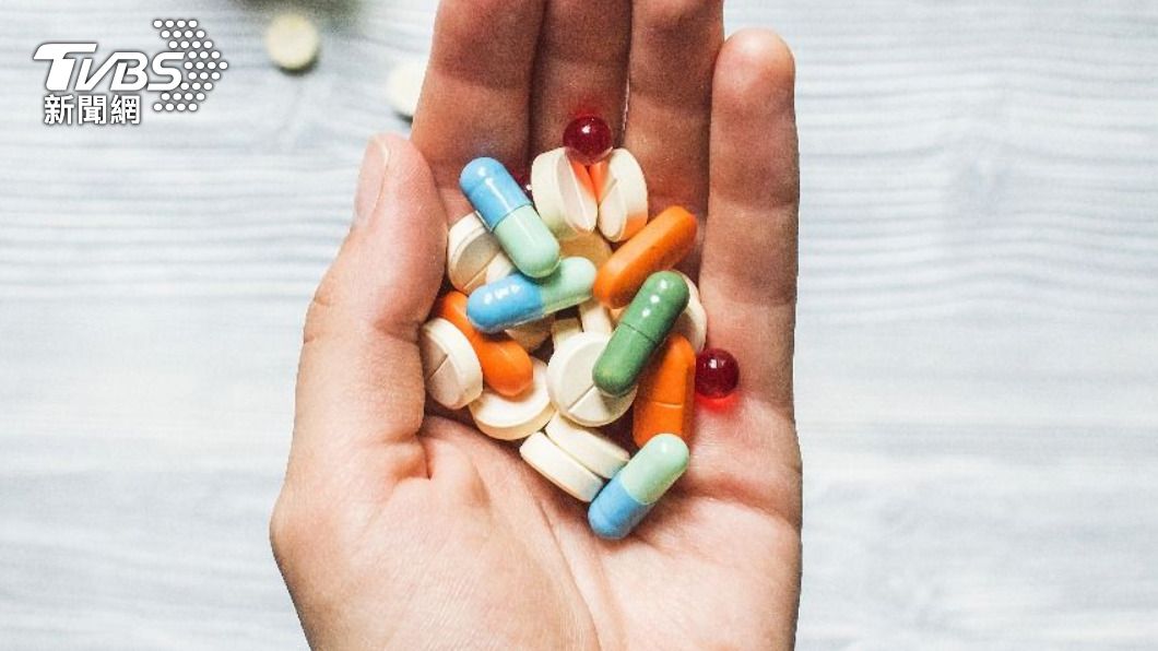 打疫苗後若出現發燒症狀可服用退燒藥緩解。(示意圖/shutterstock達志影像)