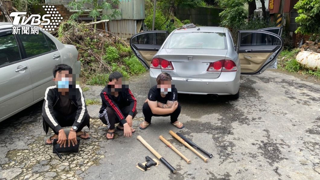 不滿前女友另結新歡 男子找4友當街砸車擄人