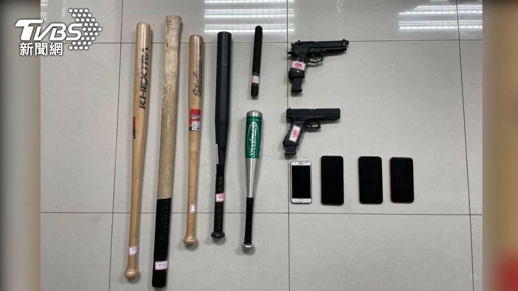 警搜出嫌作案用的棍棒與玩具槍。（圖／TVBS）