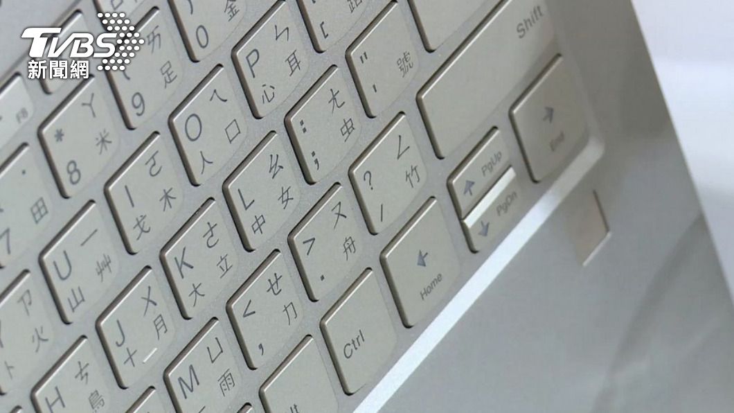 網路社群媒體已成青少年與外界交流的主要管道。（圖／TVBS）