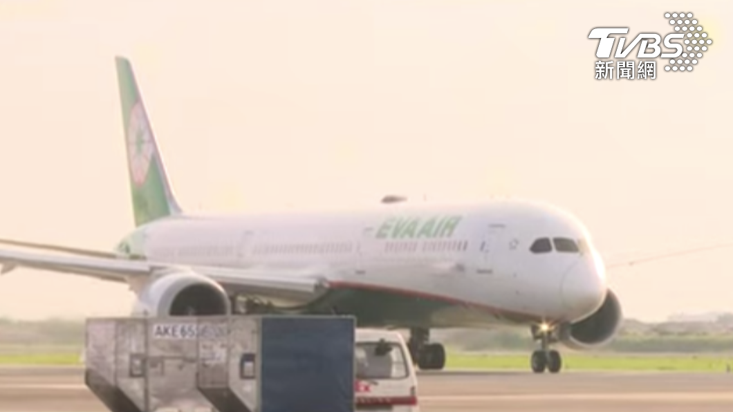 41萬劑莫德納疫苗抵台！　降落桃園機場畫面曝