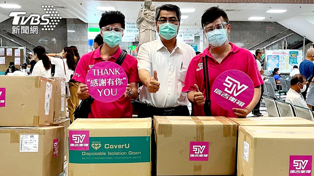 （圖右起）莊振凱、聖馬爾定醫院副院長蔡文德和鄔兆邦合影。（圖／豪記唱片提供）