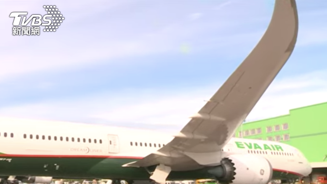 載運疫苗的長榮航空班機30日下午運抵桃園國際機場。(圖/TVBS)