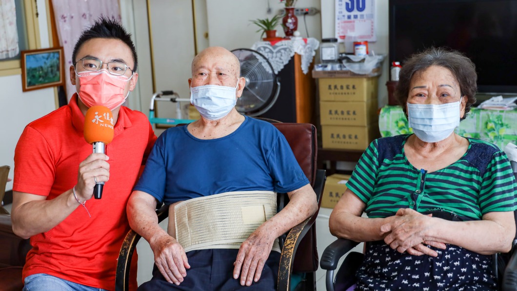 國民黨立委洪孟楷拜訪捐款的老夫妻。（圖／翻攝自洪孟楷臉書）