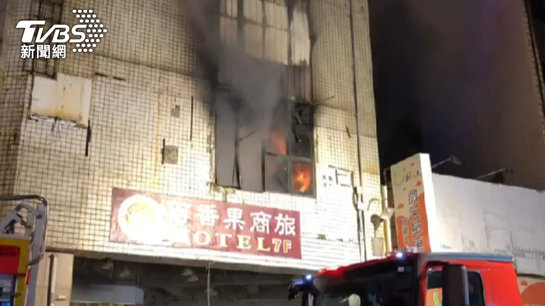 彰化市火車站前大樓大火!樓上防疫旅館 31人待救援