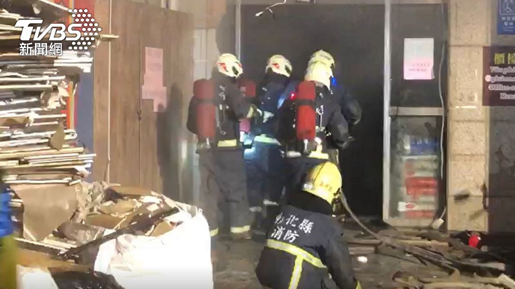消防員耗盡9小時才救出受困民眾。(圖/TVBS)