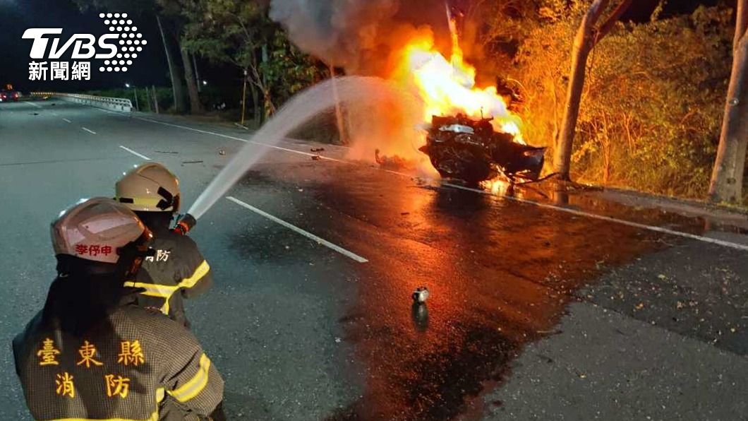 台東火燒車!自小客撞分隔島彈飛 2死身分待查