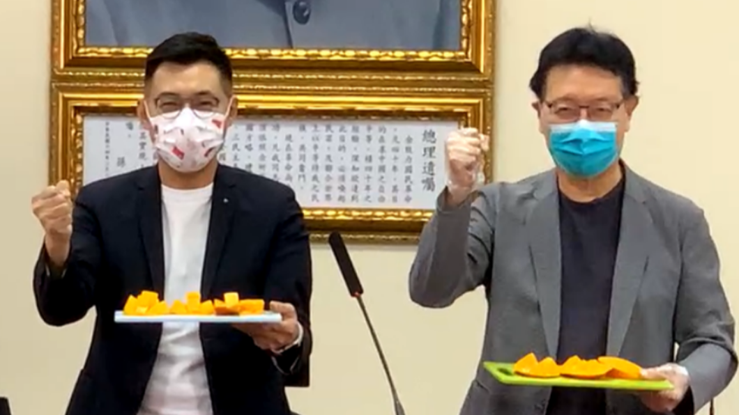 趙少康（右）與江啟臣（左）昨（30）日在記者會上削芒果，盼民眾可用實際行動幫助農民。（圖／翻攝自趙少康臉書）