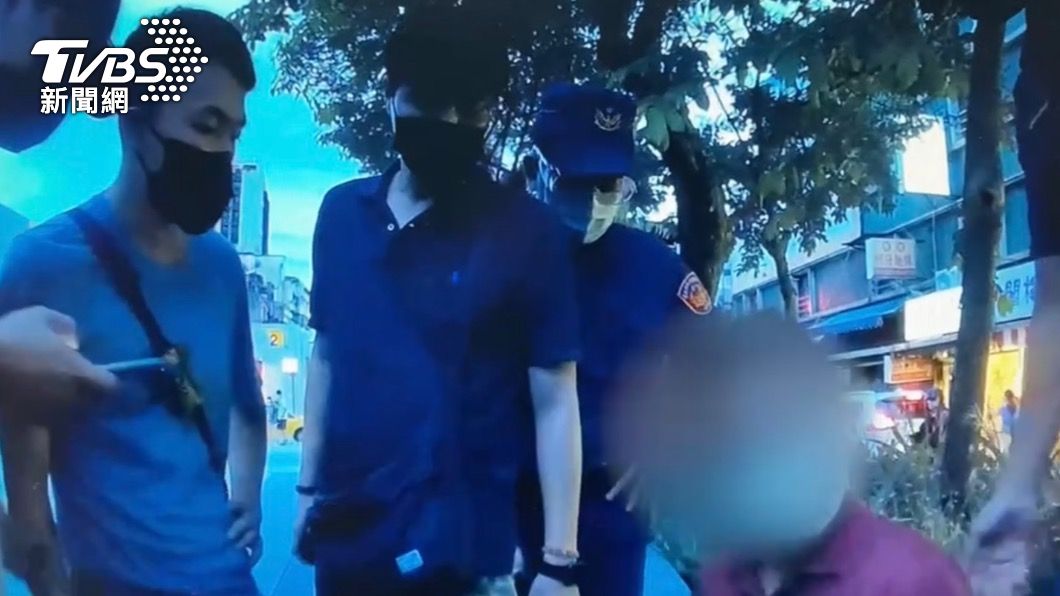 潘男遭警方逮捕時態度囂張。(圖/TVBS)